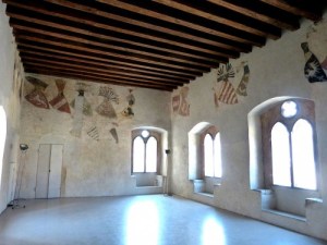 Krems_Gozzoburg_-_Wappensaal_Innenraum-500x375